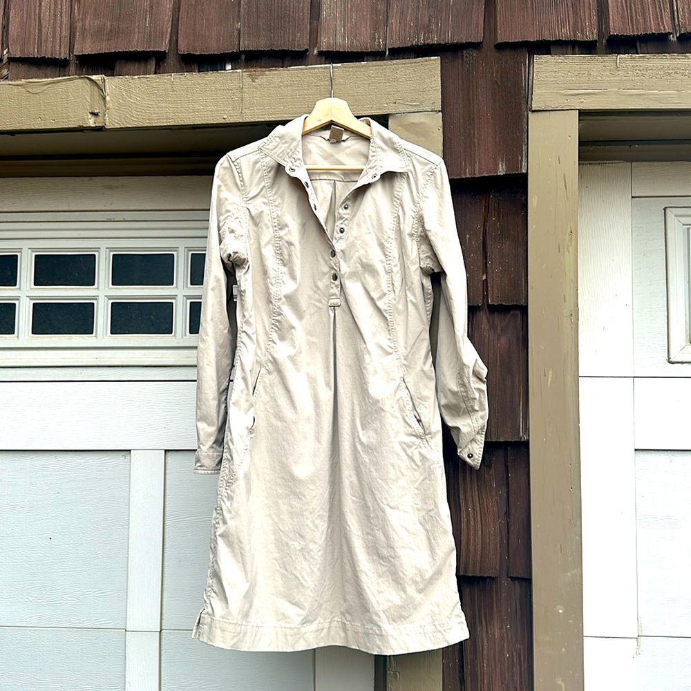 Duluth Women’s safari style dress, size Small, grey